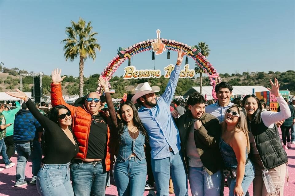 Estrellas de la música como Café Tacvba, Emmanuel y Lafourcade se reunieron en el Festival Bésame Mucho, en LA, ante miles de fans.