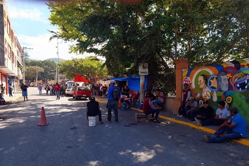 Los trabajadores afirman que no les han pagado desde hace tres semanas.