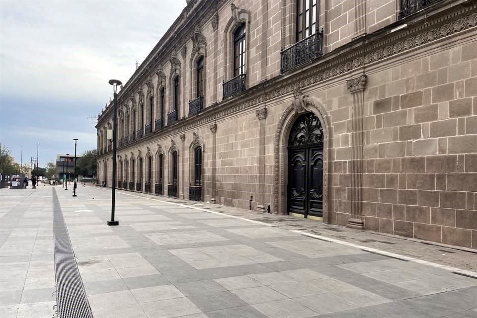 Todas las puertas de la fachada principal, y las de atrás, se mantienen cerradas.