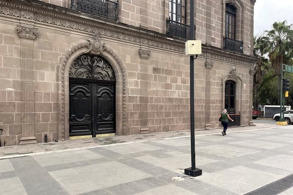 Todas las puertas de la fachada principal, y las de atrás, se mantienen cerradas.