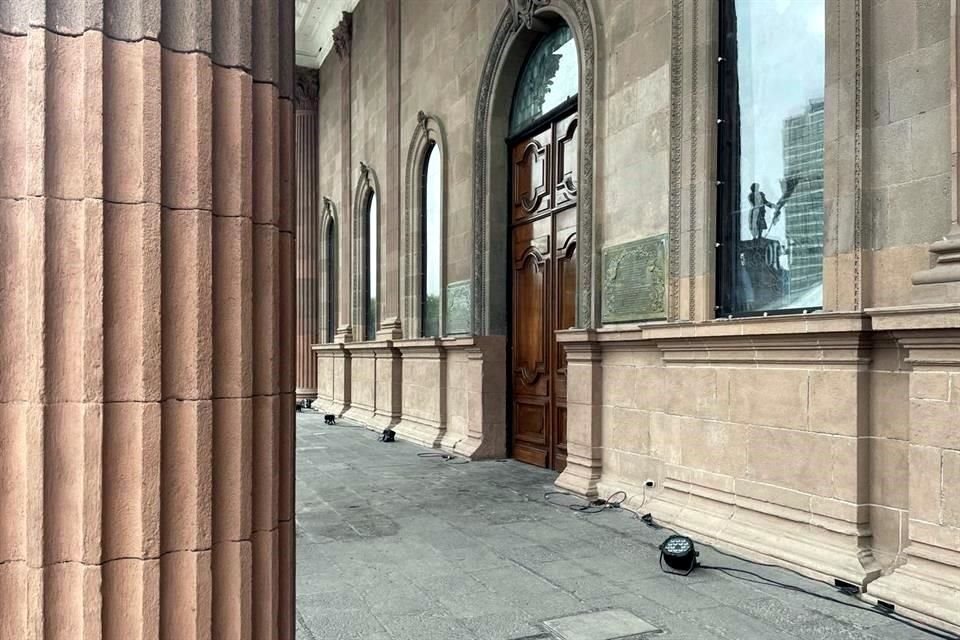 Todas las puertas de la fachada principal, y las de atrás, se mantienen cerradas.