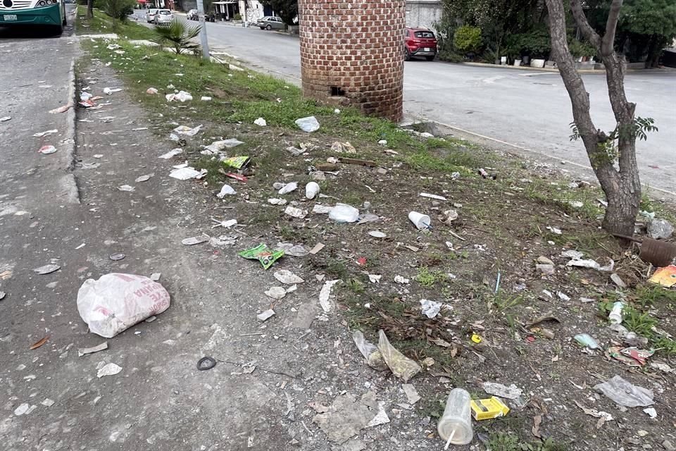 La basura inunda el camellón de la Avenida Paseo del Acueducto, entre la Avenida Alfonso Reyes y la calle Camerún.