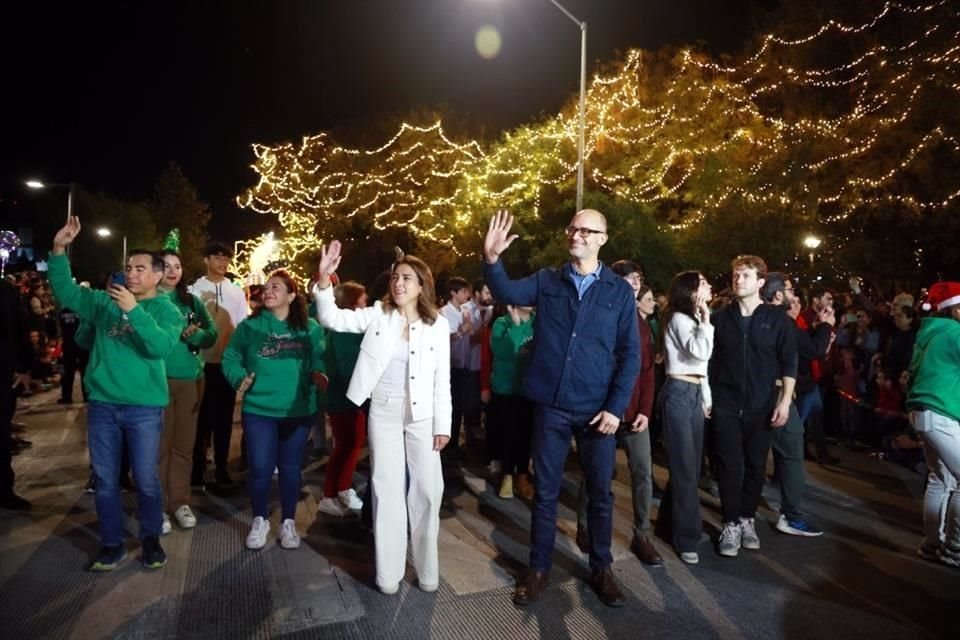 En el desfile participaron el Alcalde de San Pedro, Miguel Treviño, acompañado de su esposa Irene Ovalle, presidenta del DIF municipal.