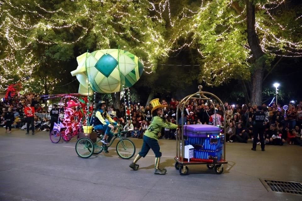 Casi 300 actores, bailarines y acróbatas estuvieron presentes en el desfile navideño.