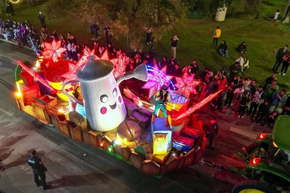 Carro alegórico del desfile navideño en San Pedro.