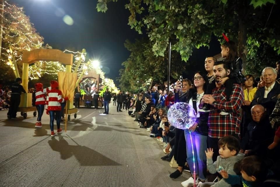 Papás y mamás con sus hijos se acomodaron a lo largo de Calzada del Valle, unos sentados en la banqueta, otros llevaban banquitos o triciclos.