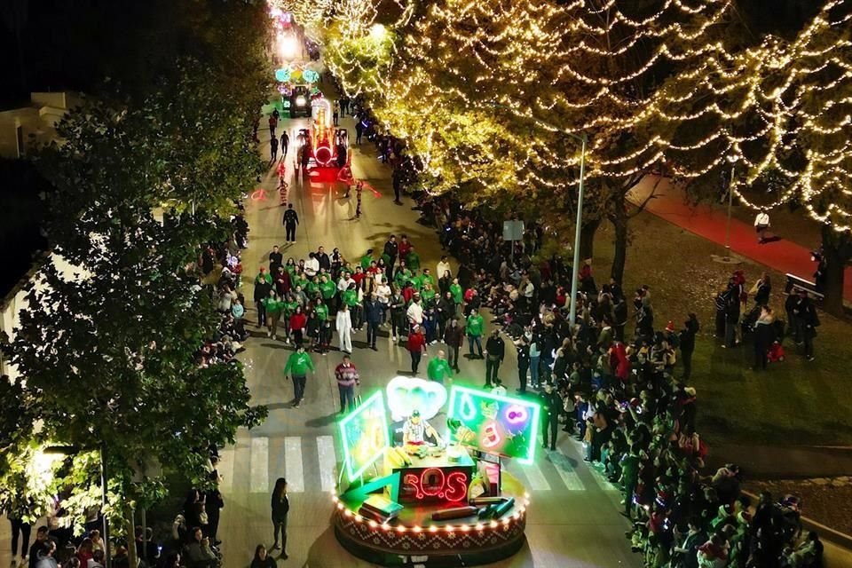 Cientos de regios, chicos y grandes, disfrutaron del mágico desfile navideño.