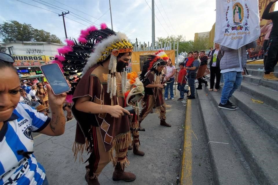 La Basílica de Guadalupe recibe diariamente a miles de personas, incluyendo a familias y danzantes.