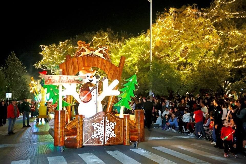 Un mono de nieve gigante puso ritmo al encabezar el Desfile de Navidad en la Calzada del Valle.