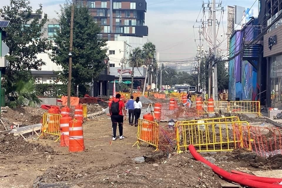 Los peatones deben caminar entre las obras para cruzar algunas calles como Río Grijalva.
