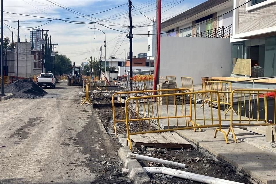 Las obras han provocado caos para peatones y clientes de diversos negocios de la zona.