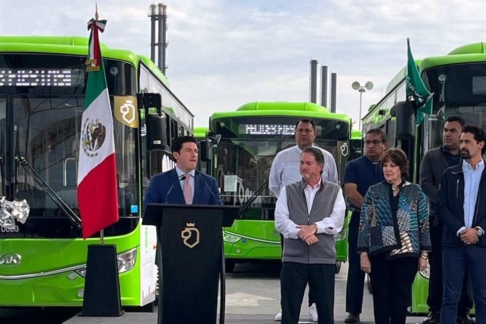 Samuel asistió a un evento de entrega de camiones del transporte público, en Parque Fundidora.