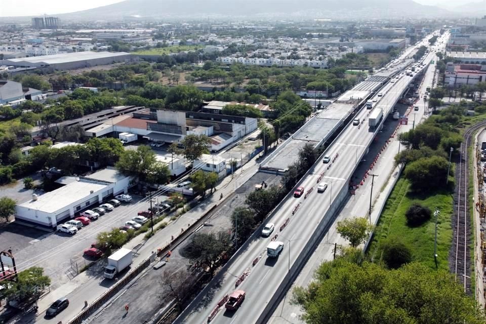 Cuadrillas de trabajadores avanzan en el vaciado de losas, mientras que las rampas ya tienen rellenos.