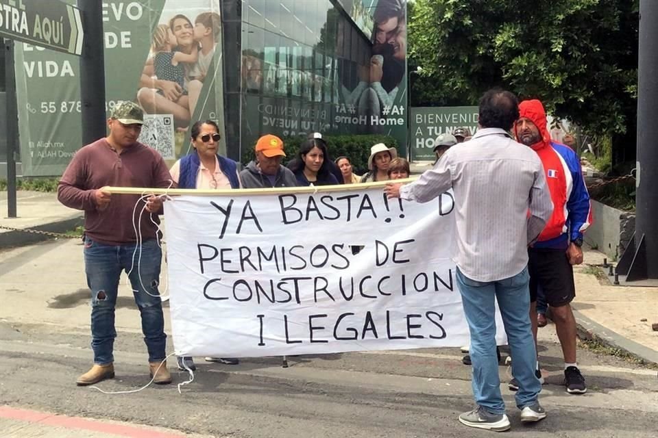 Vecinos de Santa Cruz Acatlán reclaman la opacidad de autoridades por la obra que se construye en Lomas Verdes 77.