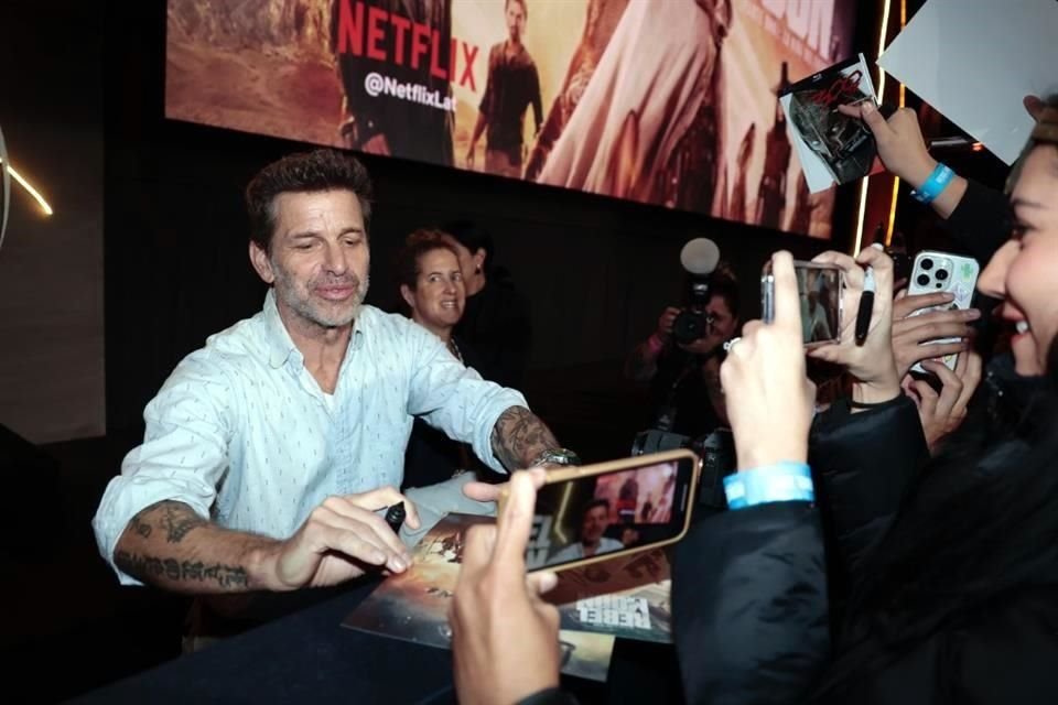 Zack Snyder se detuvo a firmar autógrafos.