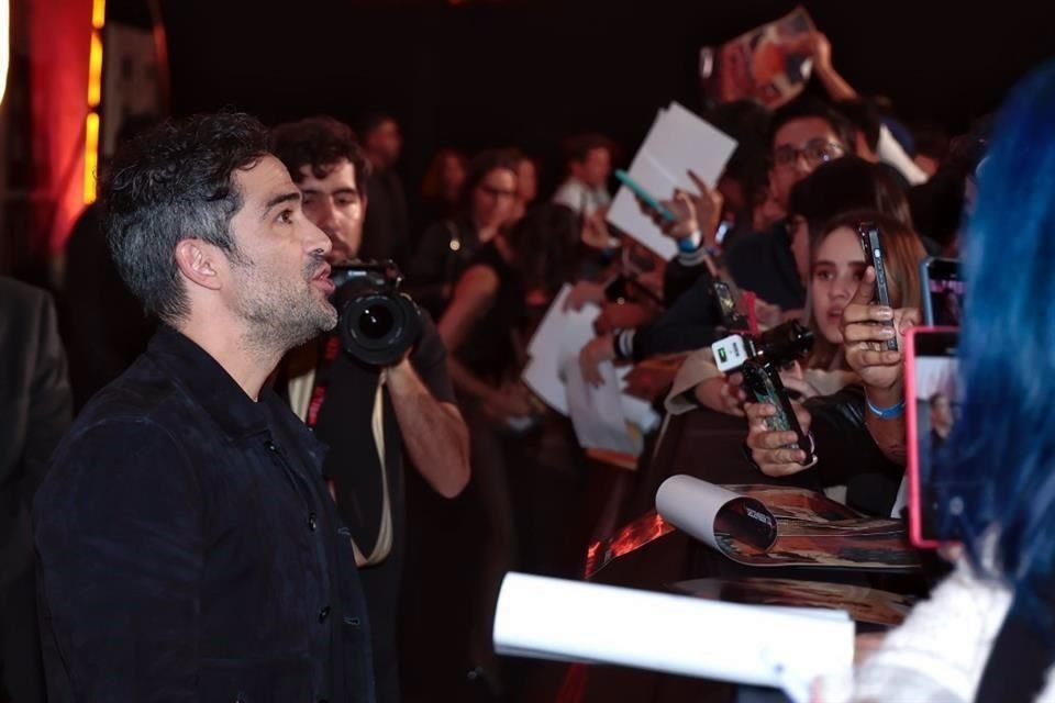 Alfonso Herrera saludó a sus seguidores.