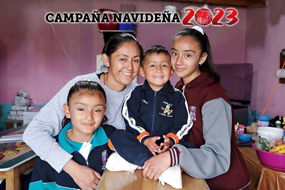 Yanilexy, Jorgito y Jametzy, con Rosa Moreno, su mamá.