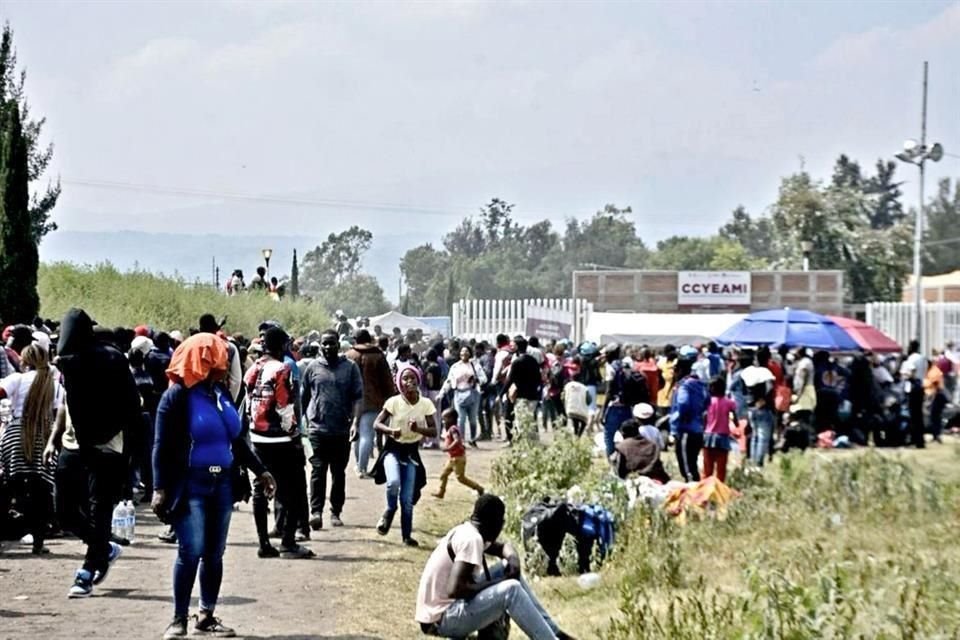 Migrantes rebasaron la capacidad del albergue instalado en Tláhuac y optaron por instalarse en el exterior.