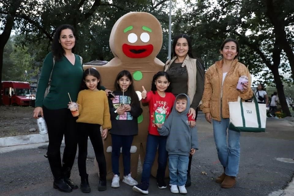 Susana Regalado, Estefanía Faz, Majo Perdomo, Linda Sofía Martínez, Gabriel Perdomo, Linda Rodríguez y Saraí Salazar