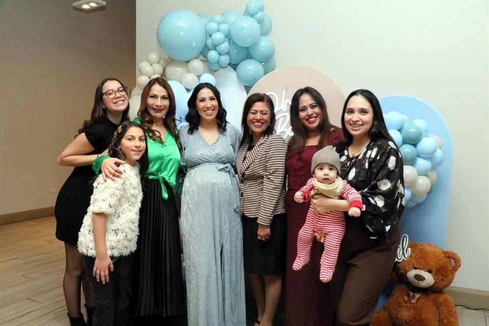 Mia Samper, Claudia Espinosa de Samper, Karina Berenice León de Arratia, Cristina Cruz de Arratia, Cinthia Arratia, Mónica Oyervides de Arratia, Félix Arratia e Isabella Samper