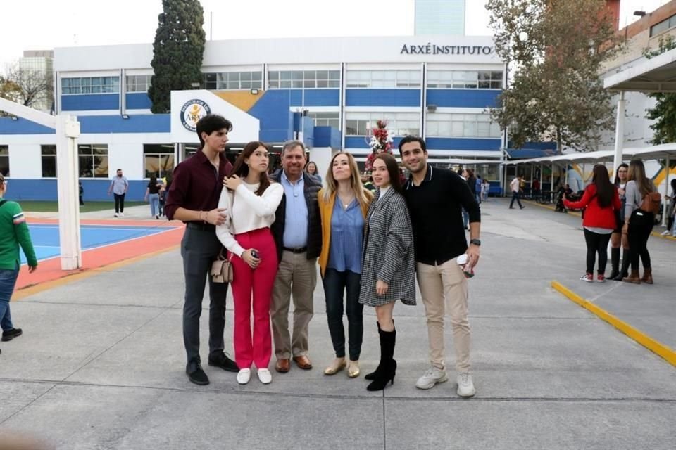 Patricio Peña, Cassandra Elizondo, José Elizondo, Laura Garza de Elizondo, Valeria Elizondo y Enrique Zendejas