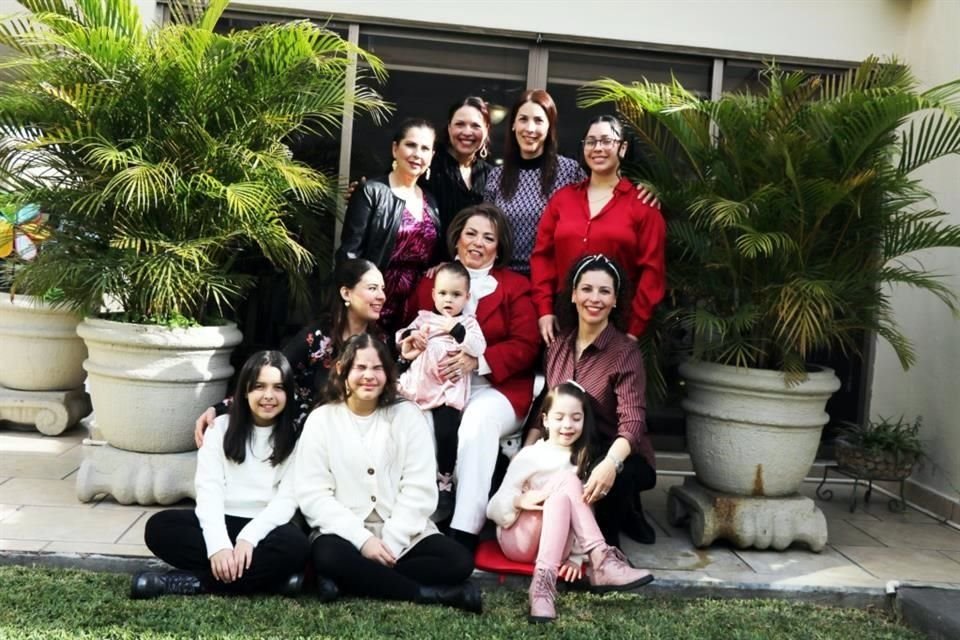 Diana Luisa Saenz, Amanda Hinojosa, Adriana Hinojosa, Ana Sofía González Hinojosa , Elvira González de Hinojosa,   Alessandra Quiroga Hinojosa, Diana Luisa Hinojosa Sáenz y Andrea Solorzano Hinojosa, 