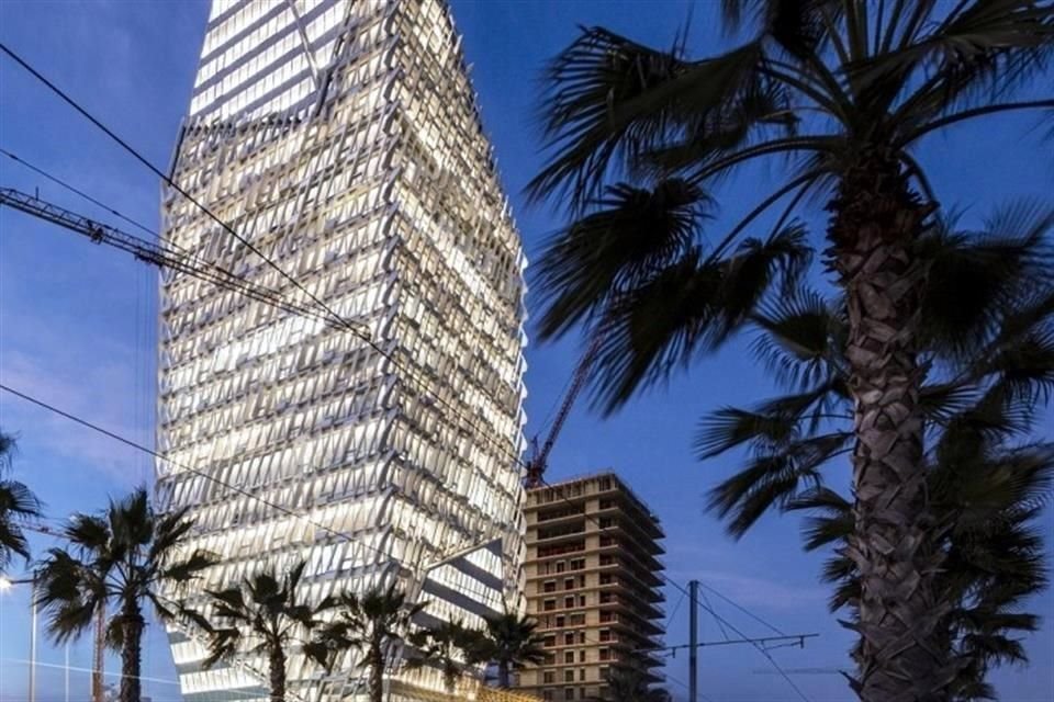 La moderna edificación tiene una altura de 122 metros.