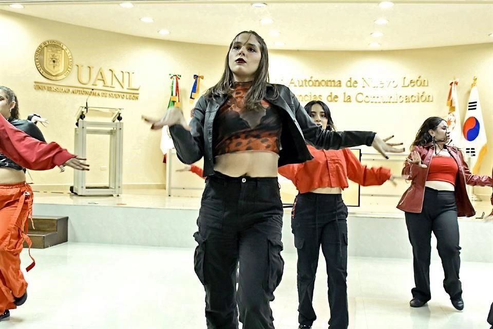 Alumnos que pertenecen al taller de K-Pop en la Facultad de Ciencias de la Comunicación de la UANL.