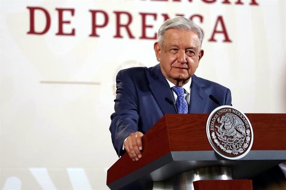 El Presidente en conferencia.