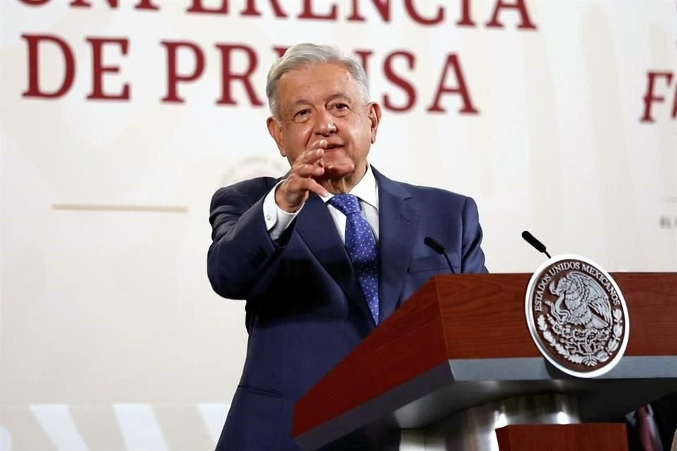 El Presidente en conferencia.