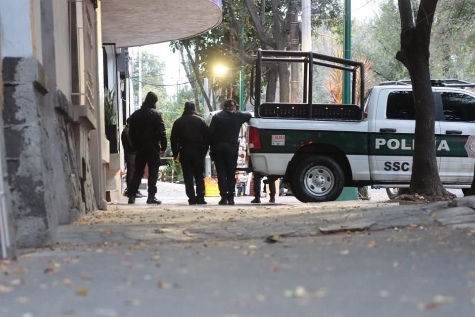 Policías del Sector Roma y paramédicos acudieron pero sólo confirmaron que había fallecido.