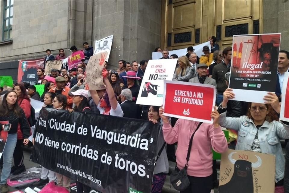 Las protestas de unos y otros son vigiladas de cerca por elementos de la Secretaría de Seguridad de la Ciudad de México, ante la posibilidad de enfrentamientos.