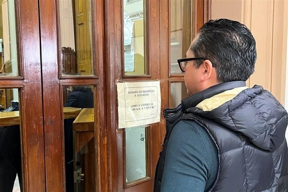 Ante la negativa, los actuarios pegaron las notificaciones en una de las puertas de acceso del Palacio de Gobierno.