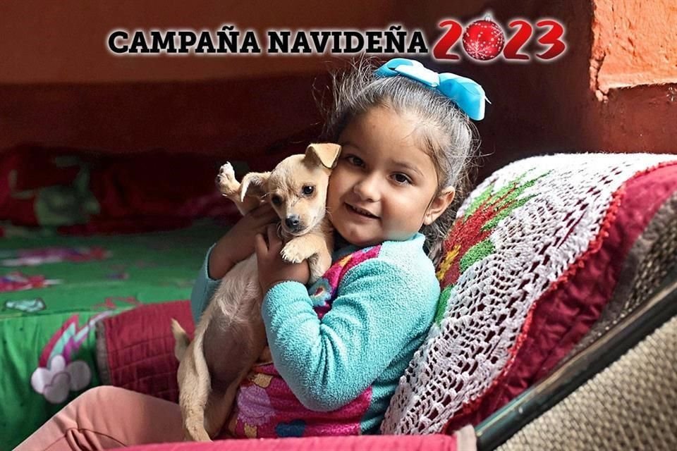 La pequeña Jana vive con siete personas en su modesta casita, incluido un bisabuelo, ¡y tres perritos!