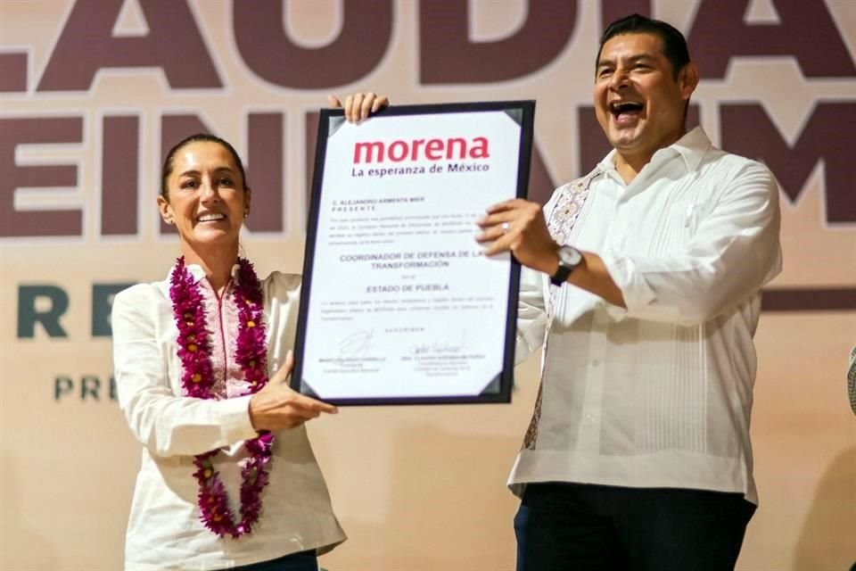 Entrega de la constancia como Coordinador de Defensa de la Transformación en Puebla a Alejandro Armenta.