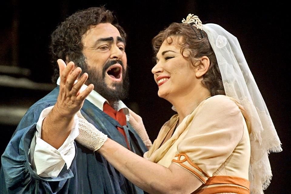 El tenor Luciano Pavarotti, quien aparece con la soprano Carol Vaness en una función de 'Tosca' del 2002, fue una de las figuras centrales de la ópera italiana.