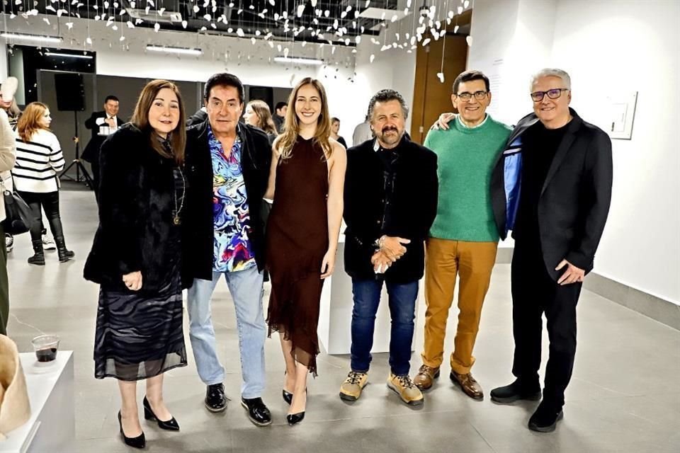 Gloria Martínez de Zambrano, Horacio Sáenz, la artista, Enrique Bravo, Alfonso Ochoa y Rogelio Zambrano