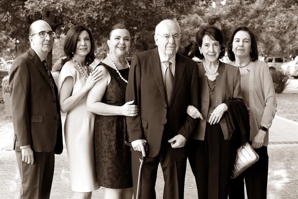 Con su esposa Maca Rangel de Garza Lagüera y cuatro de sus cinco hijos: Alejandro, Claudia, Verónica y Maca Garza Rangel, en el 2016