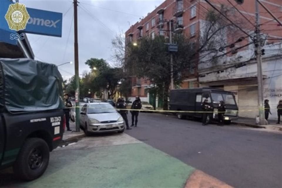 Al llegar al inmueble, ubicado en la esquina de Doctor Andrade y Doctor Liceaga, fueron recibidos a tiros por varios sujetos.