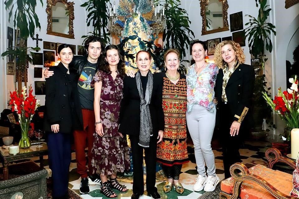 Lucía Pozas, Augusto Fernández, Paula Fernández, la festejada, Alejandra Sada, Miranda Sada y Claudia Yarte de Fernández