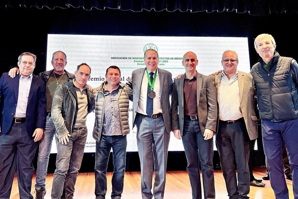 Ovidio Garza, Guillermo Durán, Carlos Miranda, James Colyer, Gilberto Rodríguez, Eduardo Meouchi, Jorge Llaguno y Horacio Martínez