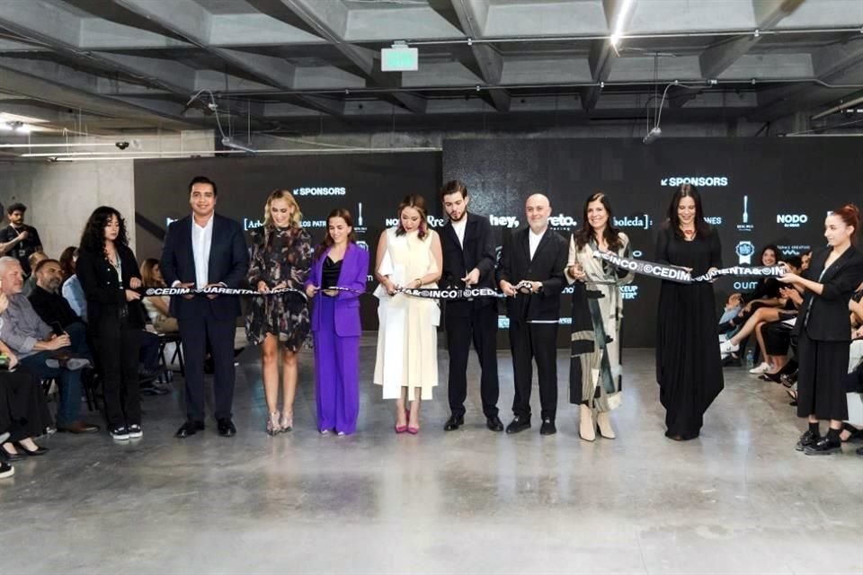 Corte de listón © CEDIM Alumni Exhibition por parte de Jesús Nava, Paola García Yves,  Vivianne Clariond, familia García Novak, Lorenia Canavati y Rebecca Solano.
