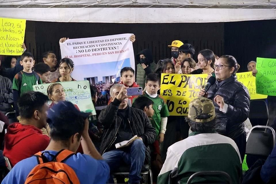 El viernes, la Secretaría de Salud estatal emitió un comunicado anunciando que seguiría en marcha la construcción del hospital, pero cuidando las áreas verdes.