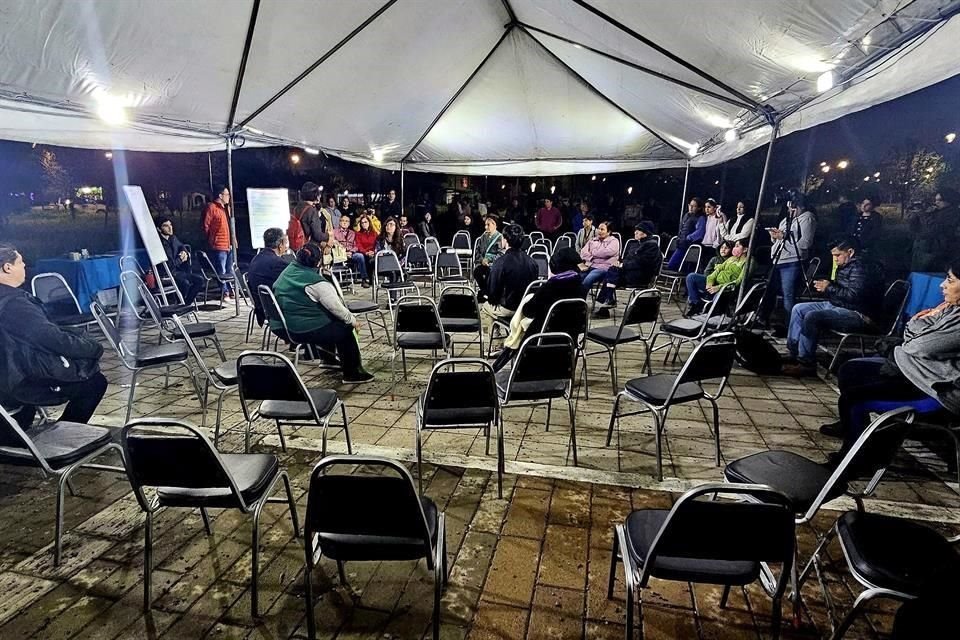 La reunión que se sostendría en dos horas, se acotó a una hora.