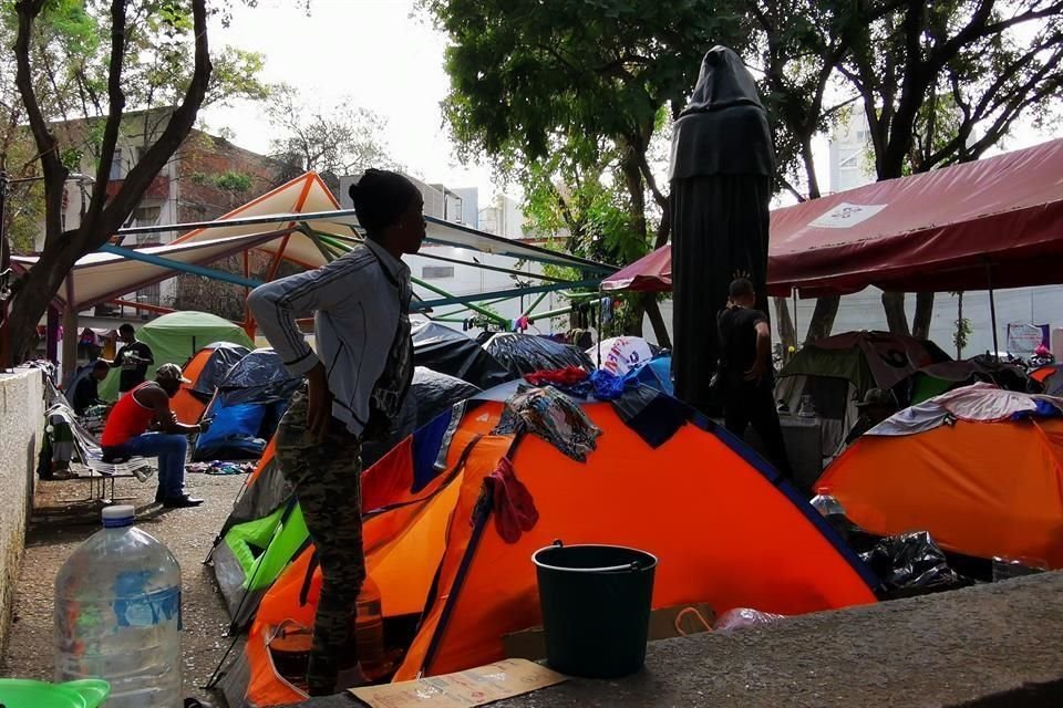 Locatarios de la Juárez señalaron que el campamento migrante en la Plaza Giordano Bruno afecta el comercio de la zona.
