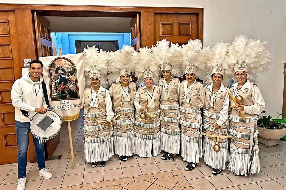 Sarah Fernández (tercera de izq. a der.) convocó a organizar esta danza que se realizará hoy.