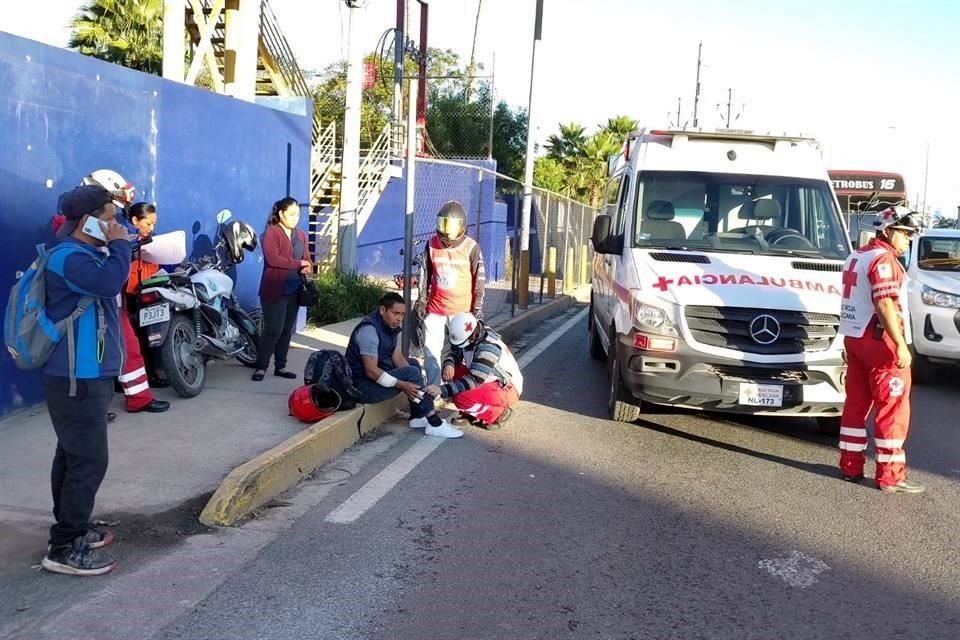 La pareja viajaba de norte a sur por la Avenida Garza Sada cuando fue impactada.