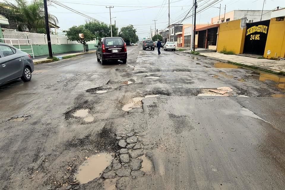 A pesar de los múltiples reportes y el evidente mal estado de la arteria, a la fecha ninguna autoridad ha acudido a solucionar el problema.