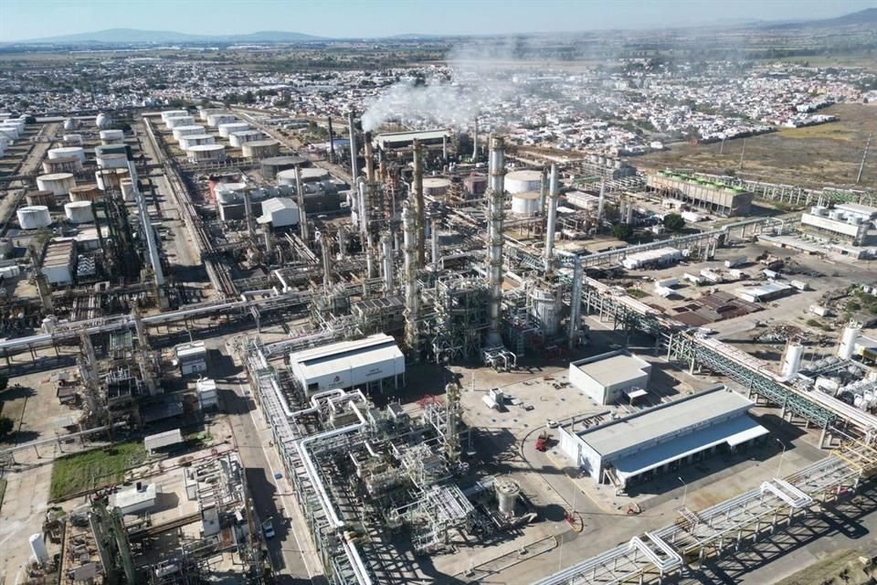 Pemex oficializó hoy la renovación de líneas de crédito por 8.3 mil millones de dólares.