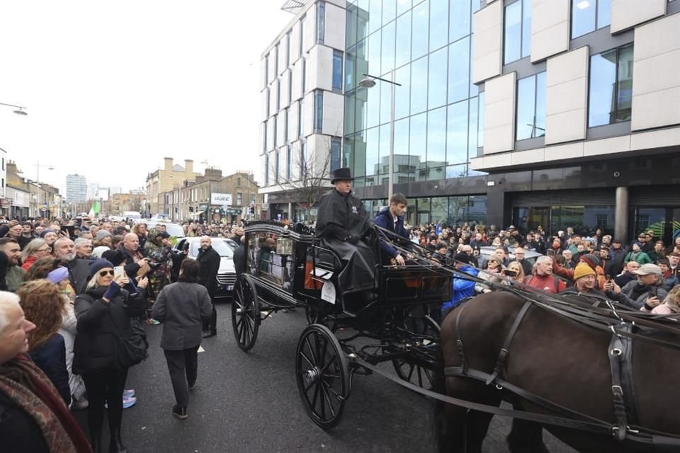 El féretro se encontraba en una carroza fúnebre tirada por cuatro caballos.